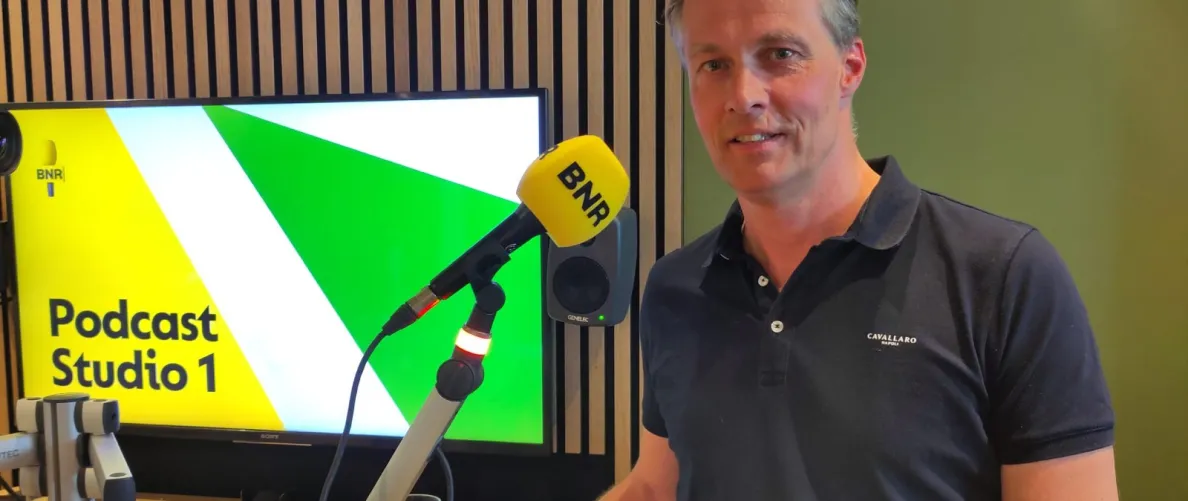 NO-EM oprichter Patrick in gesprek met John van Schagen en Patrick Van der Pijl bij BNR Nieuwsradio over circulaire bureaustoelen