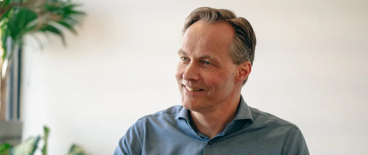 Patrick Lems, oprichter van NO-EM, presenteert de Infinity bureaustoel - de eerste volledig circulaire en modulaire bureaustoel ter wereld